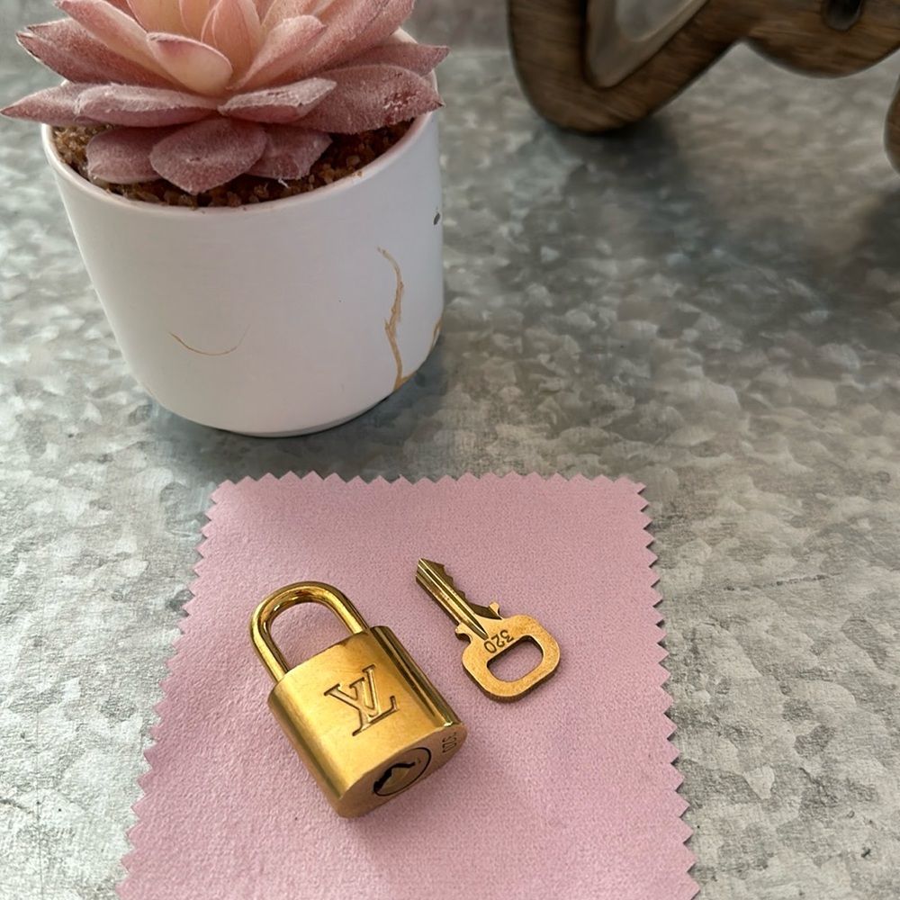 LV Lock & Key 320